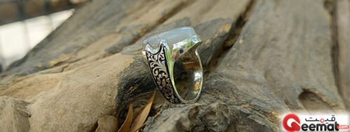 Complete view of silver ring with natural agate gemstone