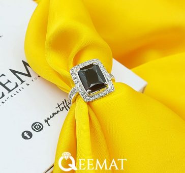 black-sapphire-stone-ring